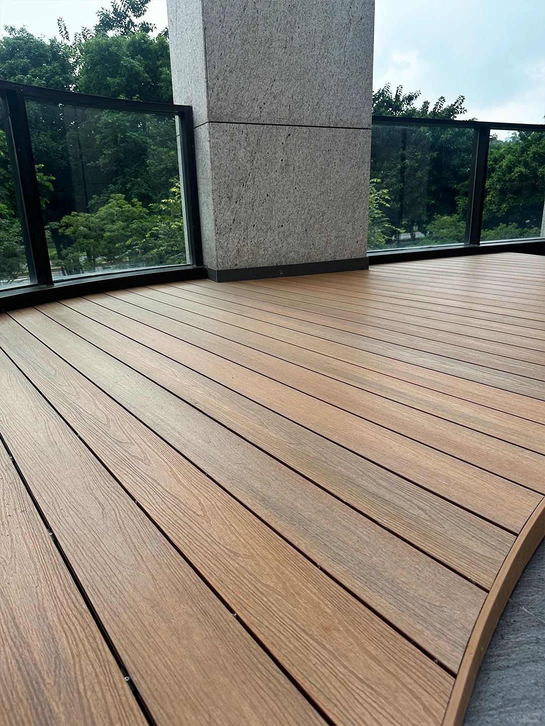 Nền tảng sàn WPC cong: Cách Necowood biến đổi một không gian ngoài trời bất thường