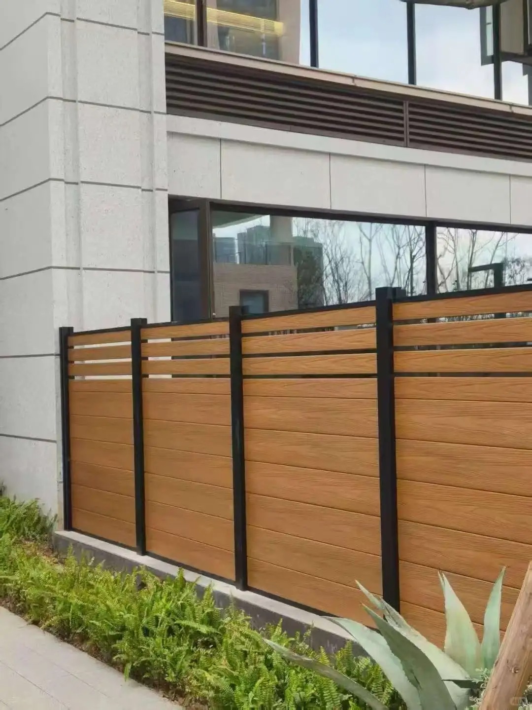 Hàng rào composite, nhôm và vinyl: Cái nào tốt nhất cho bạn?